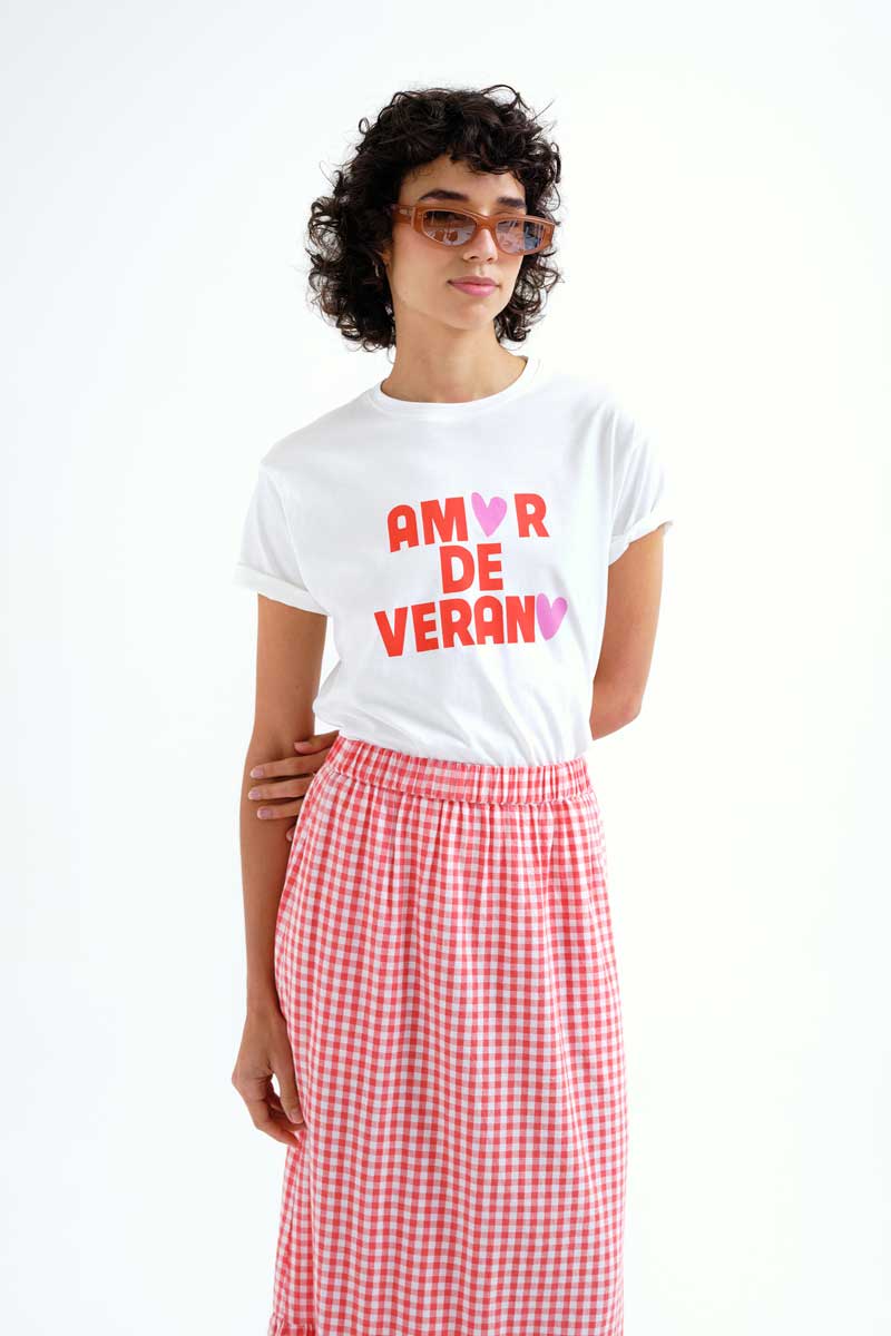 White T-shirt with "Amor de Verano" Print