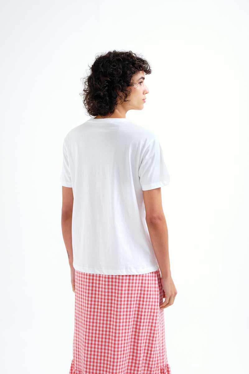 White T-shirt with "Amor de Verano" Print