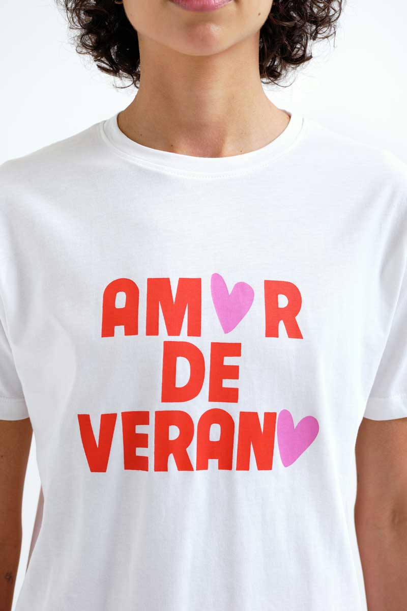White T-shirt with "Amor de Verano" Print