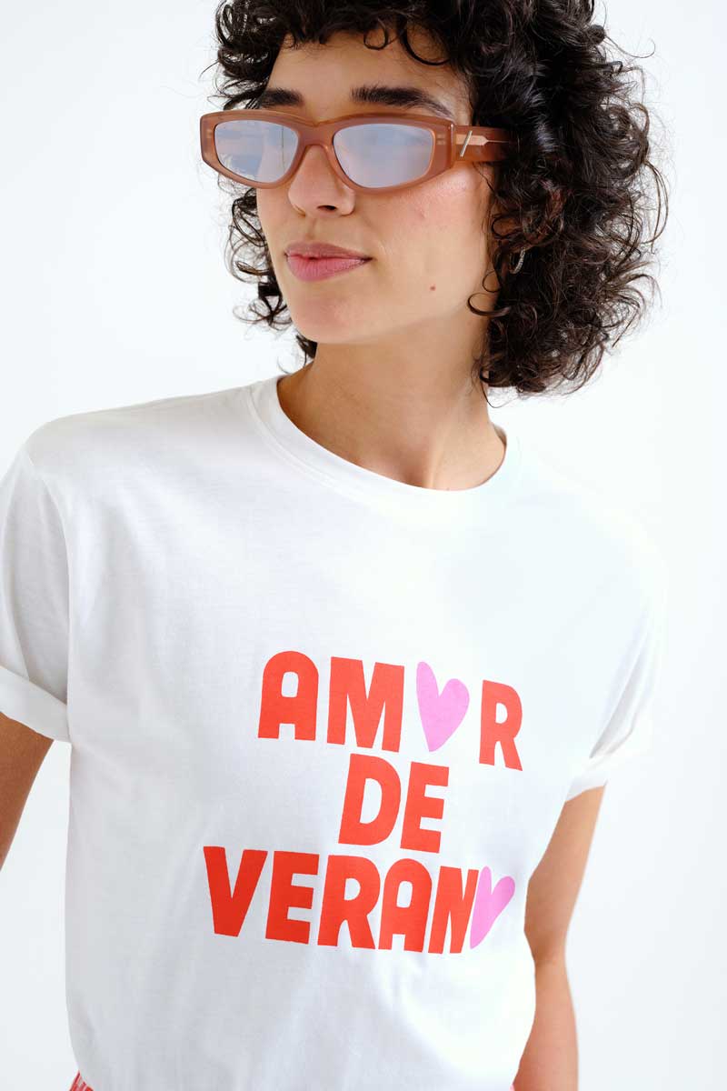 White T-shirt with "Amor de Verano" Print
